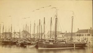 Vissersvloot in de haven van Middelharnis aan het eind van de negentiende eeuw. (Streekarchief Goeree-Overflakkee)